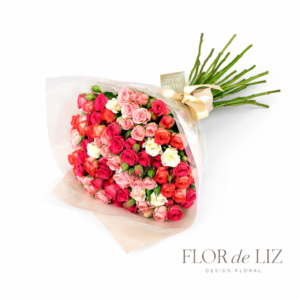 Buquê de mini rosas coloridas embalado em papel kraft premium Flor de Liz fundo branco